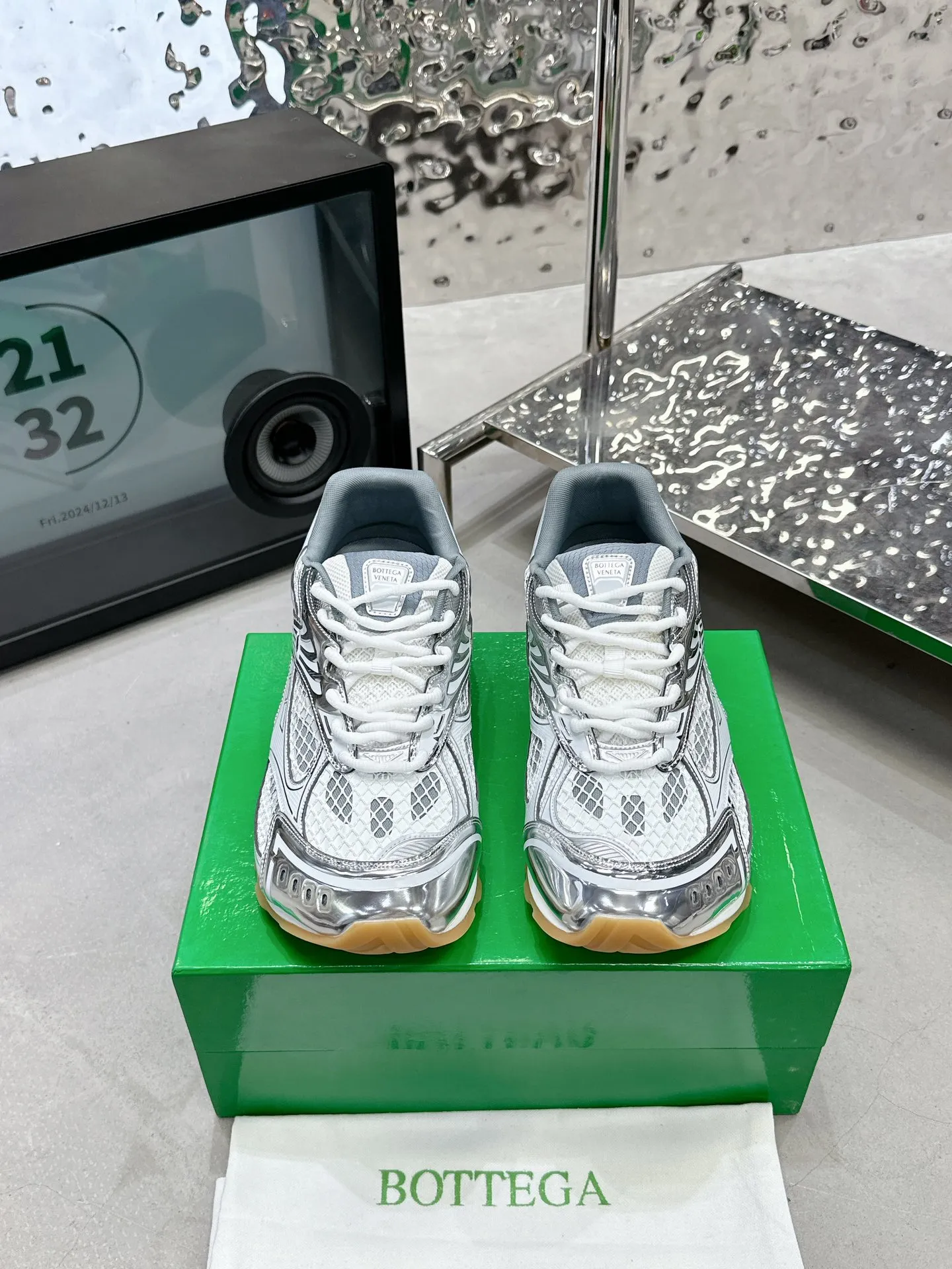 👟👟Ex-factory price 560👟👟 Men ➕20 💰𝐁𝐨𝐭𝐭𝐞𝐠𝐚 𝐕𝐞𝐧𝐞𝐭𝐚 Bodie Home Couple Style 👫BV Sports Shoes Wang Yibo Same Style Casual shoes for couples and dad shoes! Runner sneakers! Original purchase and development! Made of original lightweight technical mesh fabric, the same as the original version! The process is complicated! Paired with a geometric pattern designed rubber outsole, the higher version of the Wang Zha series is actually much taller, but the legs still look slim. Very nice. Durable and durable to play with, standard and version-matching shoe-packing technology. Look for high-end versions. The original outsole is exclusively molded, and the color-blocked TPU outsole is used. The material and weight are the same as the original! Size: Women’s size 35-41 (40 and 41 customized, non-refundable) Men’s size 39-45 (45 customized, non-refundable)